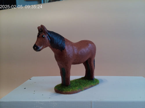 Cheval de crèche vue de profil santon Provence