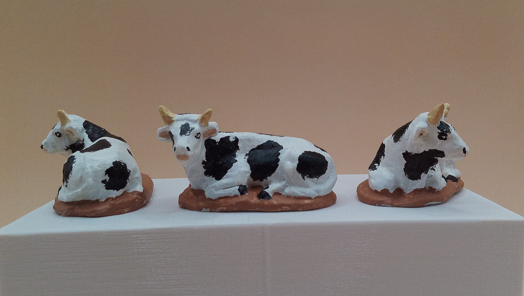 ache couchée artisanale en argile peinte à la main – santon animal pour crèche provençale, vue sous trois angles