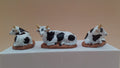 ache couchée artisanale en argile peinte à la main – santon animal pour crèche provençale, vue sous trois angles