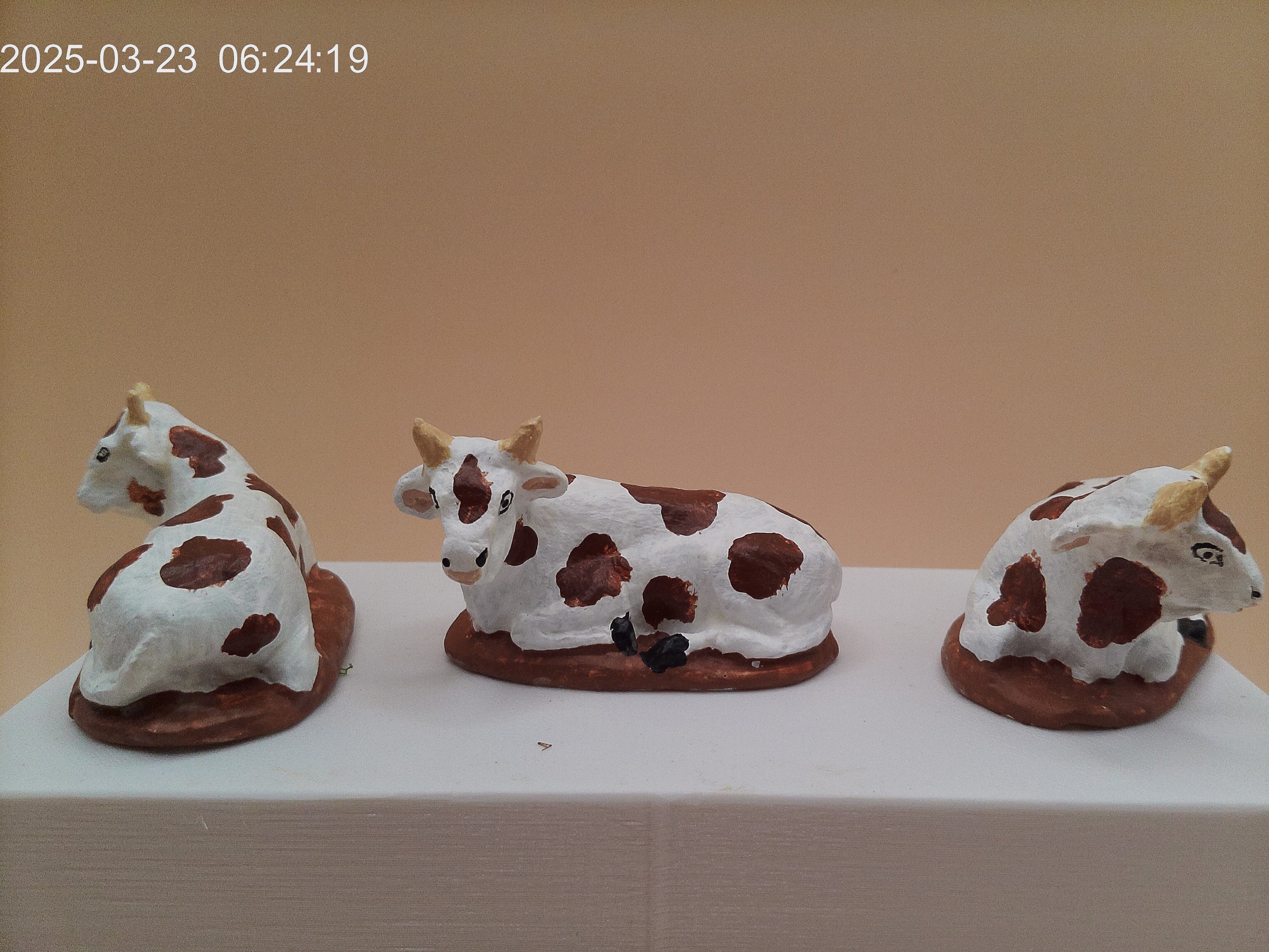 Vache couchée – Santon animal pour crèche provençale