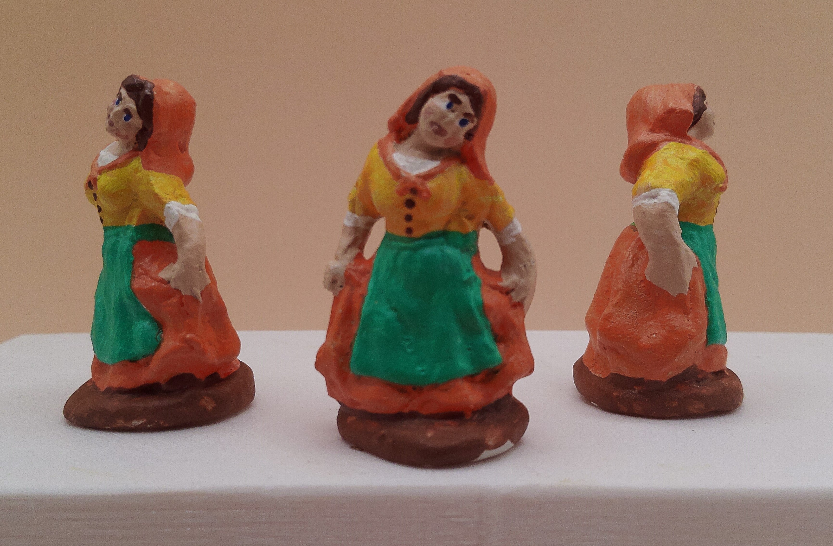 La Jeune Provençale, santon en argile peint à la main, 5 cm, robe orange et tablier vert, pour crèche provençale