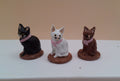 Petit chat en argile peint à la main, orné d'un ruban rose, 3,3 cm – décor artisanal pour crèche provençale