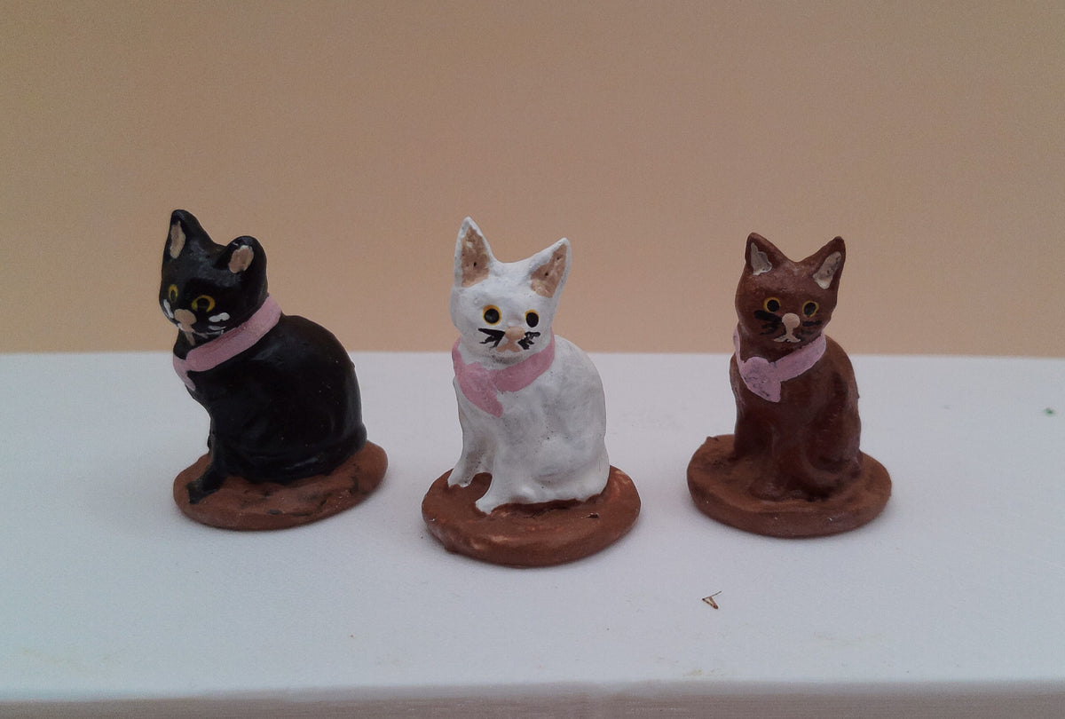 Petit chat en argile peint à la main, orné d'un ruban rose, 3,3 cm – décor artisanal pour crèche provençale