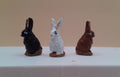 Petit lapin en argile peint à la main, orné d'un ruban rose, 3,5 cm – décor artisanal pour crèche provençale