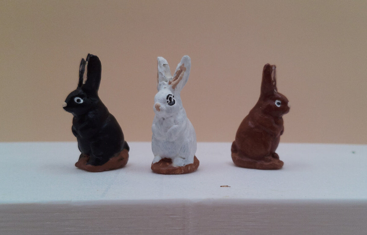Petit lapin en argile peint à la main, orné d'un ruban rose, 3,5 cm – décor artisanal pour crèche provençale
