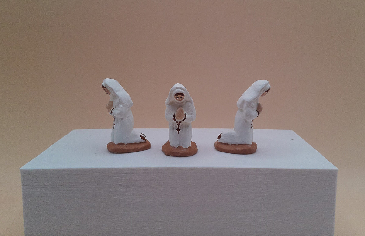 Santon religieuse agenouillée en prière, argile peinte à la main, 5,5 cm