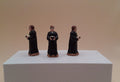 Santon curé en soutane noire tenant sa bible – figurine artisanale en argile peinte à la main