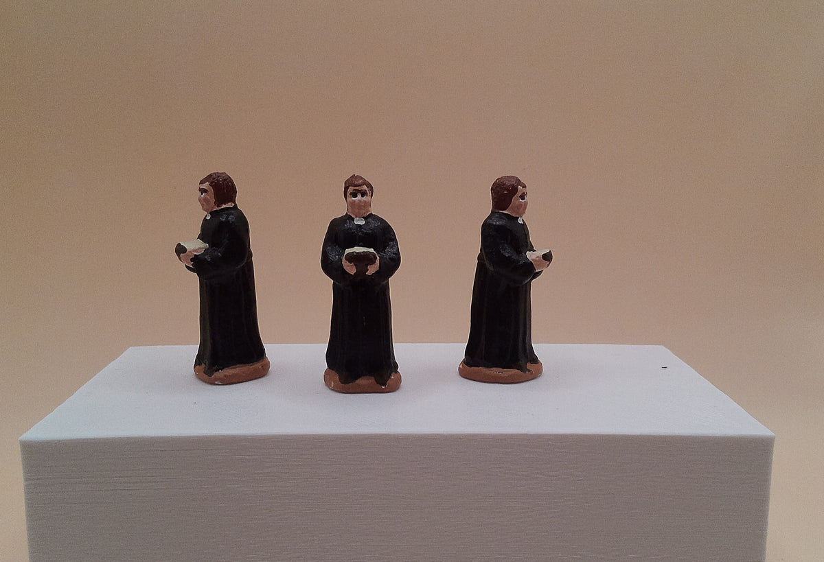 Santon curé en soutane noire tenant sa bible – figurine artisanale en argile peinte à la main