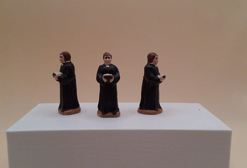 Santon curé en soutane noire tenant sa bible – figurine artisanale en argile peinte à la main