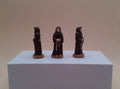 Santon moine franciscain en habit brun tenant son rosaire – figurine artisanale en argile peinte à la main
