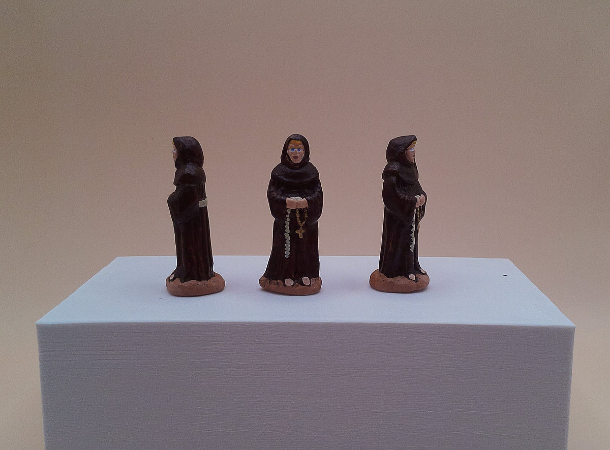 Santon moine franciscain en habit brun tenant son rosaire – figurine artisanale en argile peinte à la main