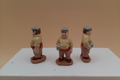 Joueur de pétanque – santon provençal en argile peint à la main, 7 cm, présenté sous trois angles : face, profil gauche et profil droit
