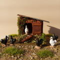 Poulailler artisanal pour crèche provençale avec poules miniatures sur sol herbe et terre